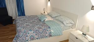 普拉亚Residência Águia的一间卧室配有一张带被子和枕头的床