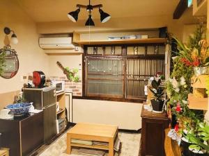 京都京都桑塔纳酒店的一间种植了盆栽植物的房间和大窗户