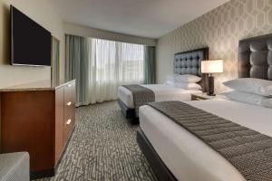 格伦艾伦Drury Plaza Hotel Richmond的酒店客房设有两张床和一台平面电视。