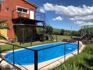 韦尔塔格兰德la aldea的一座房子旁的院子内的游泳池