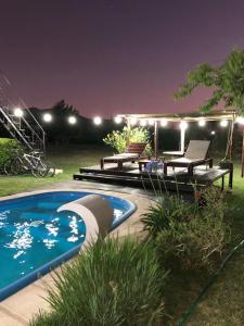 韦尔塔格兰德la aldea的夜间在院子里的游泳池
