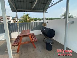 马六甲892 Villa Dfaro Afamosa Melaka的露台上的烧烤架和野餐桌