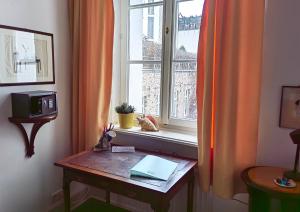 杜塞尔多夫Epic Location的客房设有桌子和带笔记本电脑的窗户。