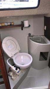 卑尔根Yacht & Breakfast的一间带卫生间的小浴室