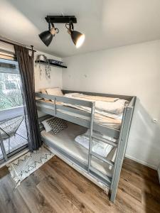 拉格朗德默特T3- un Oasis rénové et climatisé au centre de LGM的一间设有两张双层床的客房