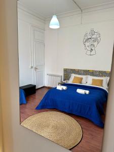 巴勒莫Via Zara的一间卧室配有蓝色的床和镜子