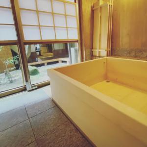 宫岛艾斯莫亚酒店的带窗户的客房内的大浴缸