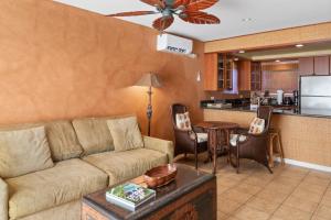 基黑Orchid Suite in South Maui, across from the beach, 1 bedroom sleeps 4的带沙发的客厅和厨房