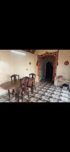 Najâ€˜ al MadÄbbNuba life Mostafa Guesthouse的一间带桌椅的用餐室和一间房间