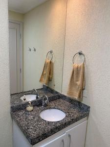 马塞约Apartment Neo 2.0的一间带水槽和镜子的浴室
