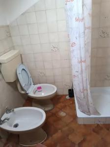 克洛伊奥斯Rooms in a Girl House near Corroios Train Station的浴室配有卫生间、盥洗盆和浴缸。