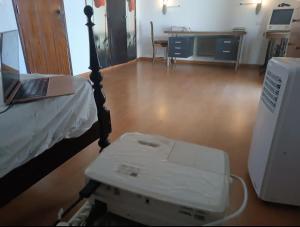 克洛伊奥斯Rooms in a Girl House near Corroios Train Station的客房配有一张带笔记本电脑和书桌的床。