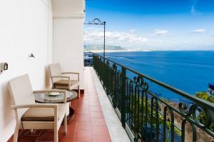 维耶特里马勒伦纳公寓 - 阿马尔菲海岸的一个带桌椅的海景阳台