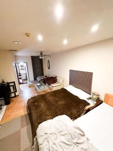 京都Hotel Rakusai的一间卧室设有一张床和一间客厅。