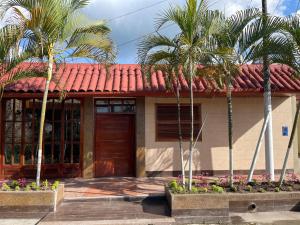 伊基托斯Casa de Lujo 5 estrellas !的前面有棕榈树的房子