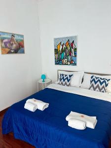 巴勒莫Via Zara的一间卧室配有蓝色的床和毛巾