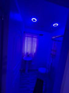 圣斐利-银港Mar azul puerto plata的一间暗室,配有蓝色的灯光和窗户