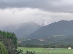 凯库拉Kaikoura Mountain Views Villa的一片带田野和山脉的 ⁇ 的山脉