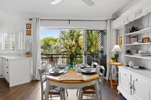 黄金海岸Coastal 1-Bed Apartment with Pool & Tennis Court的厨房以及带桌椅的用餐室。