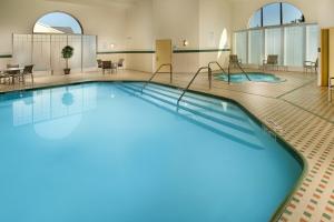 马纳萨斯马纳萨斯智选假日套房酒店的在酒店房间的一个大型游泳池