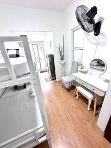 伊穆斯Casa Râgés - Condo Style, Studio Type Room in Lancaster New City Zone 1的客房配有双层床和书桌。