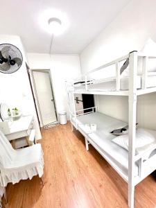 伊穆斯Casa Râgés - Condo Style, Studio Type Room in Lancaster New City Zone 1的卧室配有白色双层床和镜子