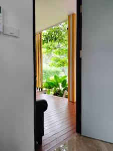 Suen PhraHana Villa Hatyai的通往美景客厅的开放式门