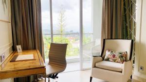万隆装饰艺术豪华公馆酒店的客房设有书桌、椅子和窗户。