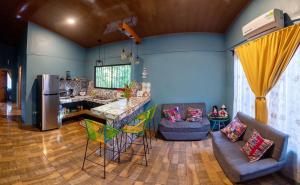 蓬塔雷纳斯Casa Encanto的厨房以及带冰箱和桌子的客厅。
