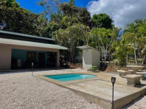 蓬塔雷纳斯Casa Encanto的一座房子的院子内的小型游泳池