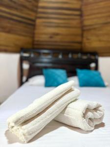 埃尔扎伊诺ECO-Hotel Amanecer Tayrona dentro del parque tayrona的床上的毛巾