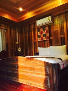农布Sirilagoona Home Resort的卧室配有一张床铺,墙上装有风扇