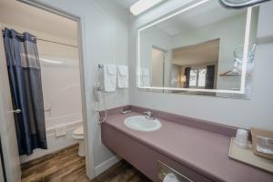 班德拉RIVER OAK INN的一间带水槽和镜子的浴室