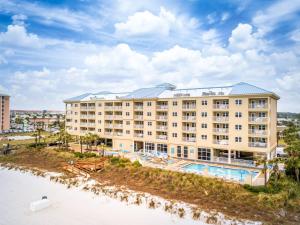 巴拿马城海滩Holiday Inn Club Vacations Panama City Beach Resort的水边的游泳池酒店