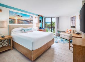 南帕诸岛Margaritaville Beach Resort South Padre Island的一间卧室设有一张床和一间客厅。