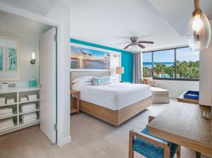 南帕诸岛Margaritaville Beach Resort South Padre Island的一间卧室设有一张床和一个大窗户