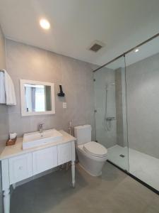 胡志明市Thinh Vuong Apartment IX的浴室配有卫生间、盥洗盆和淋浴。
