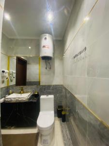 杜尚别BALAND HOTEL DUSHANBE的浴室配有白色卫生间和盥洗盆。