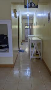 莫罗戈罗Kinyanjui's Homes 001 with WiFi的一间客房内的白色桌子