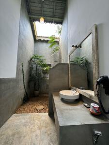 乌纳瓦图纳奥洛拉住宿加早餐旅馆的一间带水槽和镜子的浴室