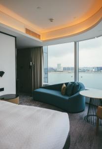 香港香港东涌福朋喜来登酒店的酒店客房设有一张床和一个大窗户