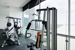 瓜亚基尔Penthouse de 2 habitaciones con vista al rio y parking的健身房设有两台跑步机和两台机器