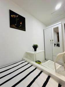 阿布扎比DSV Property的白色的客房配有一张床和椅子