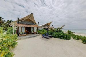 美慕环礁马尔代夫西纳蒙哈库拉呼啦全包度假村的海滩上带帐篷的度假村