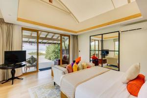 美慕环礁马尔代夫西纳蒙哈库拉呼啦全包度假村的一间带大床的卧室和一间客厅