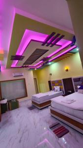 曼达莫尼ST Apple Beach Resort Mandarmani的客房设有两张床,天花板上灯火辉煌