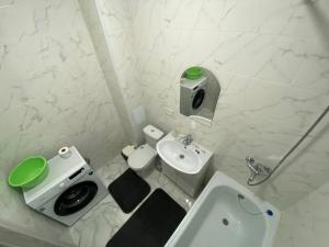 PrigorodnyyЖК Sati Club House的白色的浴室设有卫生间和水槽。