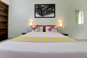 班加罗尔OYO Home Exotic Stay Bsk 3rd Stage的卧室内的一张大白色床,配有两盏灯