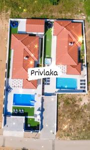普利拉卡Villas Sabun - modern house with heated pool的建筑物 ⁇ 染的架空视图