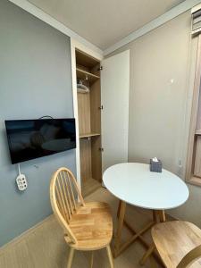 首尔Guil Property的一间配备有白色桌子和两把椅子的用餐室